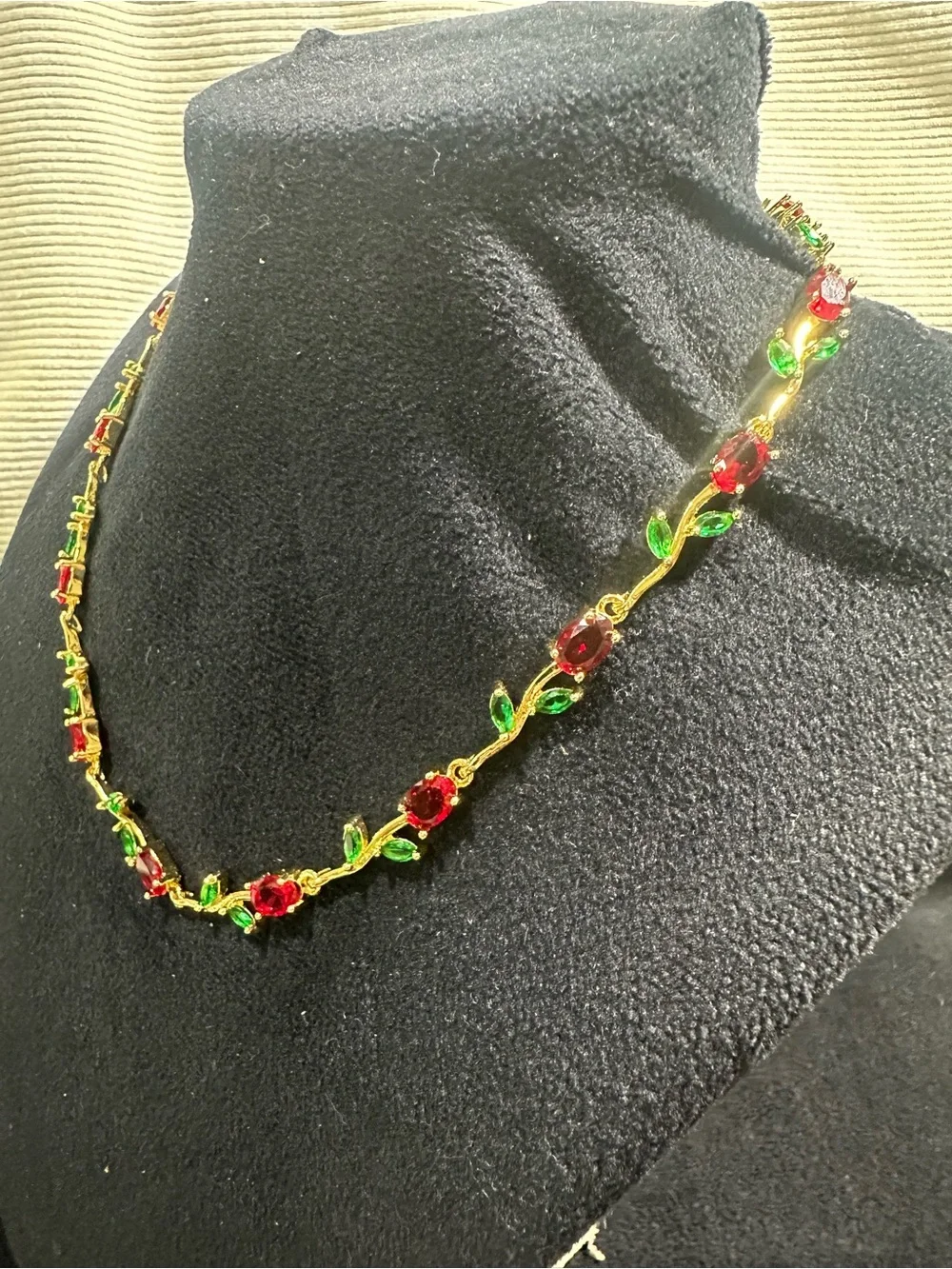 Lovely Interlocking Rose Glass Rhinestone Choker Necklace